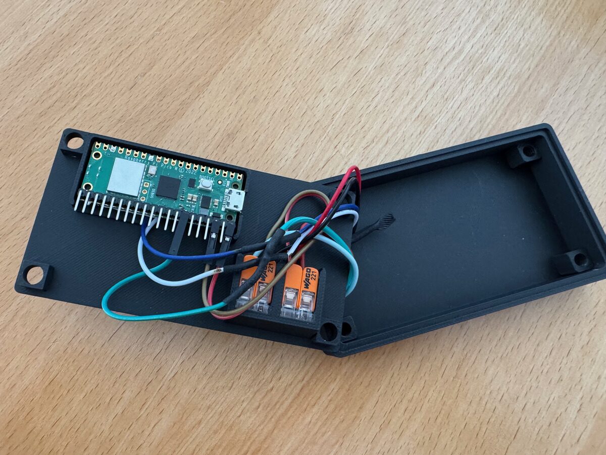 LED Streifen hinter dem TV-Board mit RGB-Beleuchtung